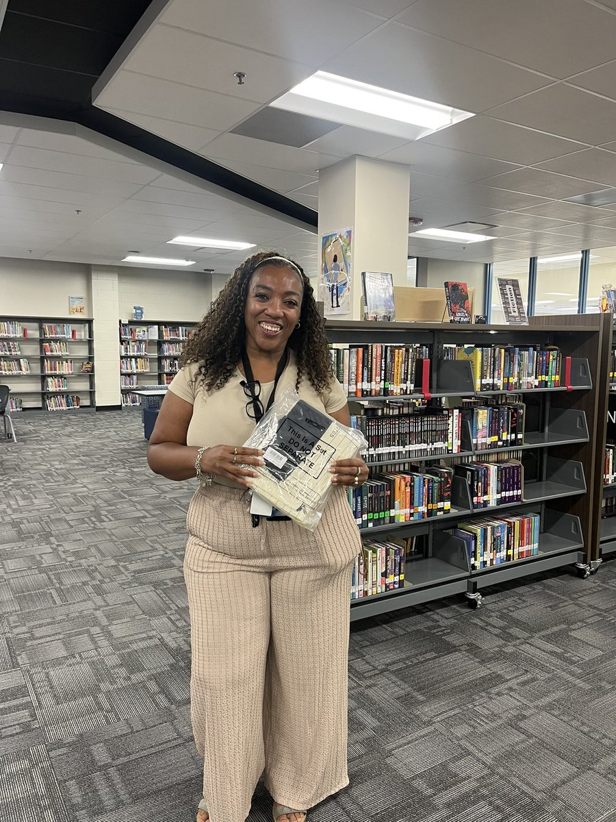 byjcjackson's tweet image. I got a chance to visit all of our new to Spring ISD Library Media Specialists to wish them a happy first day of school &amp;amp; surprise them with a gift! We are blessed to have you. 💚 Welcome to the BEST Library Service Department on this region! 🥳 #libraryservices @SISDInstTech