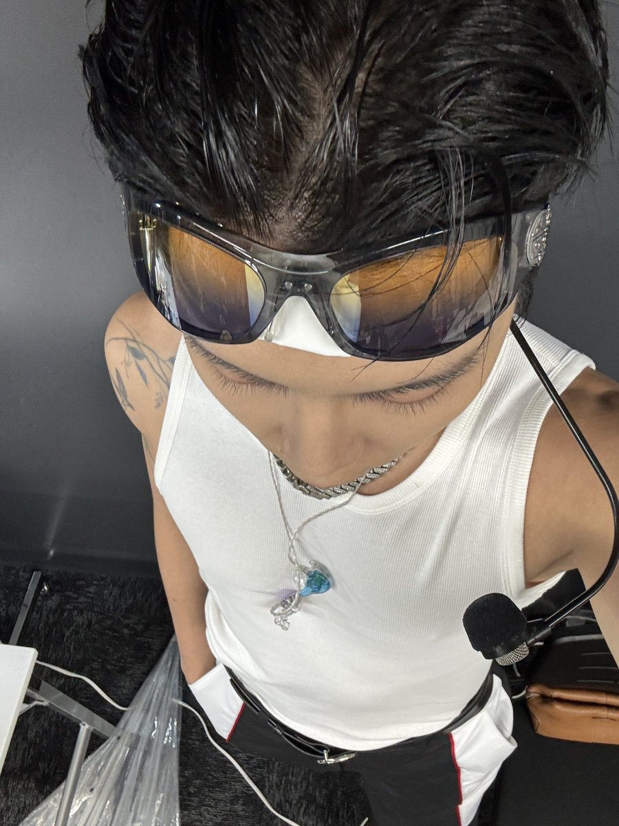 this is the exact angle he’d take a pic of himself pissing