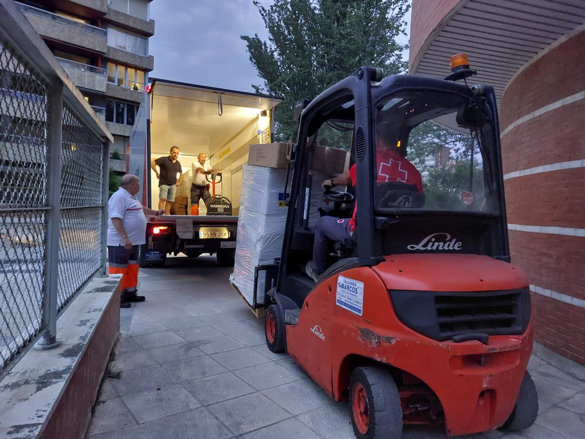 Ante la situación tan difícil a causa de los incendios que viven las provincias de León y Zamora, desde nuestra sede autonómica de sale un camión con 324 camas hacia La Bañeza y otro con 132 a Zamora para dar apoyo a los equipos de emergencias de <a href="/CruzRojaLeonES/">Cruz Roja en León</a> y <a href="/CREenZamora/">Cruz Roja en Zamora</a>