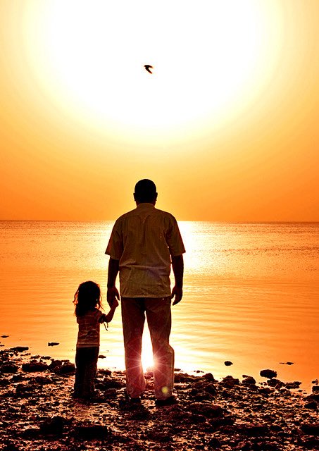 Updateksa's tweet photo. د. عماد ابن هلال الفارسي: 

لا تجعل أبناءك بعد الطلاق سلاحًا لتصفية الحسابات…
أعفِهم من صراعاتك، فجرح القلب في الطفولة لا يندمل، وأثره يبقى مدى الحياة.
- https://t.co/Q9tix5YBTY