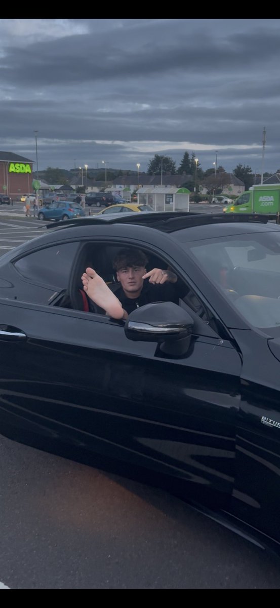 Guess who’s back f*gs 

Get in my DMs and serve me now.

Findom cash master😈