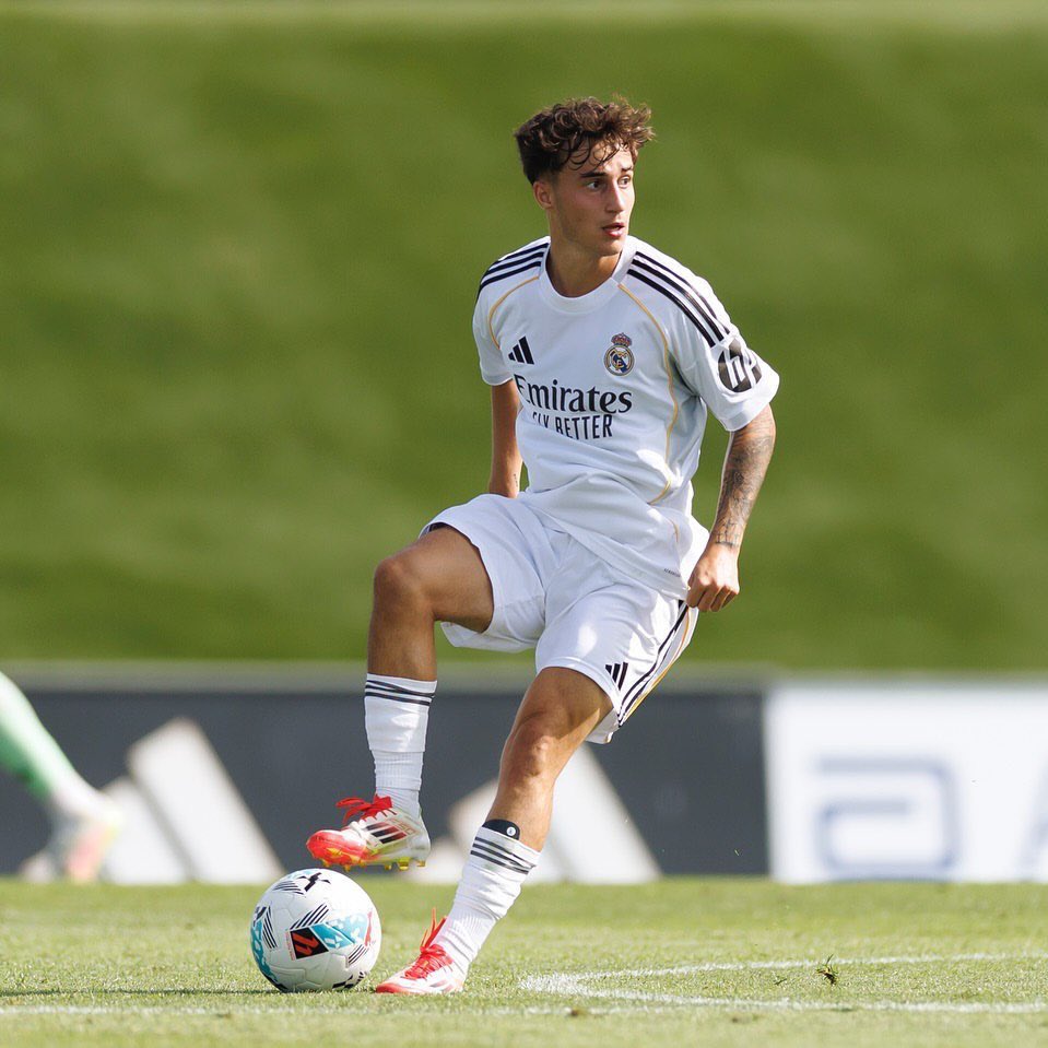 junelavin6's tweet photo. Vamos con un par de apuntes rápidos sobre Roberto Martín (2006), novedad en la convocatoria de Xabi Alonso para el amistoso entre el WSG Tirol y el Real Madrid (martes, 19:00) en Innsbruck. 

👩🏻‍💻 En este mini-hilo lo analizo y desgrano sus cualidades. 

🧵 ¡Acompañadme! https://t.co/b0I9UFqD6v