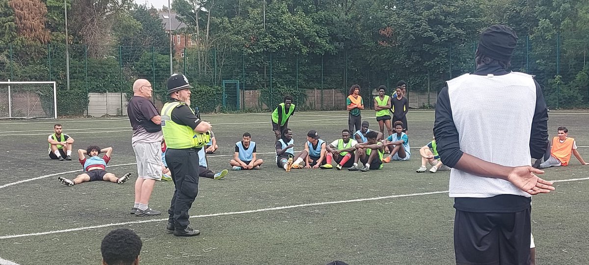 Smethwick Police (@smethwickwmp) on Twitter photo Great engagement talking to local youths about respecting others, discussing violent Crimes and Policing <a href="/BensonCommunity/">Benson Community</a> #Brushstrokes <a href="/WMPolice/">West Midlands Police</a> <a href="/SandwellPolice/">Sandwell Police</a> #NeighbourhoodPolicing Great engagement talking to local youths about respecting others, discussing violent Crimes and Policing <a href="/BensonCommunity/">Benson Community</a> #Brushstrokes <a href="/WMPolice/">West Midlands Police</a> <a href="/SandwellPolice/">Sandwell Police</a> #NeighbourhoodPolicing