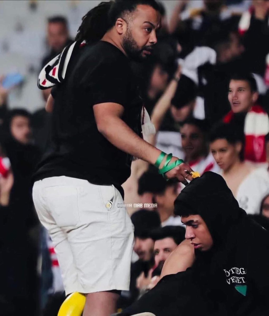 فيه فيديو جديد طالع للواد ده وهو بيقود قطيع جمهور الزمالك 
بيقول الفاظ مستحيل كنت اتخيل تتقال في مدرج كورة ولا حتى في البارات 
ومن بشاعة الألفاظ مستحيل أنزل فيديو زي ده 

الواد ده الأمن عارفه كويس لأنه الكابوهات محفوظين أمنيا 
ازاي ده متساب برا السجن حتى الآن!!!!؟