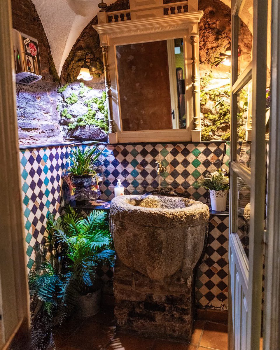 ¿Sabías que nuestro lavabo de piedra es único en la calle Pizarro? 🪨✨