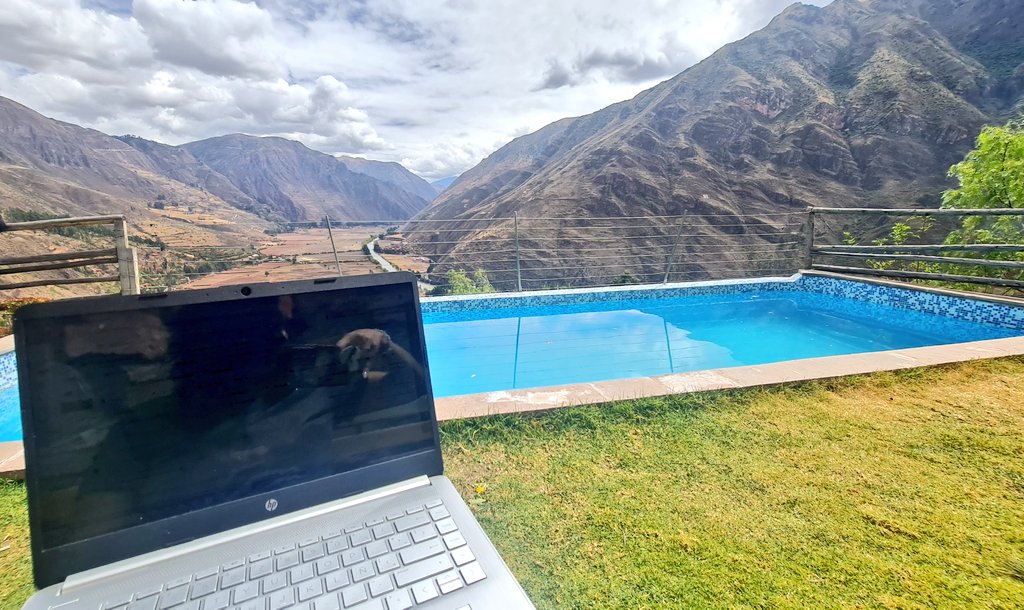 He construido paso a paso un cuerpo lleno de serotonina, paz, amor y muchísima calma. Nada me va a detener, nada me va a bajar de esta nube voladora a la que sola subí y empecé a pilotear sin saber manejar. 
Entreno mente y cuerpo, trabajo con una sonrisa. Gracias a mi🫶🏼