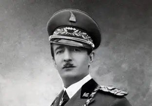 تخيّل أن شابًا ألبانيًا جاء دمشق لا يعرف كلمة عربية، ترك الدراسة وهو في الابتدائية، وتعلّم النجارة ثم إصلاح الساعات…
ليصبح لاحقًا الرجل الذي يرجع إليه علماء الأمة في تصحيح الأحاديث وتضعيفها!

هذا ليس فيلمًا… بل قصة الشيخ الألباني الذي لقّبه ابن باز بـ "مجدد الحديث والسنة في هذا