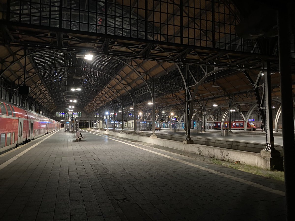 StephanJersch's tweet photo. Ordentlich @DB_Bahn - für eine knapp 50minütige Strecke 20 Minuten Verspätung raus gearbeitet. Damit ist der (Fahr)Plan zu 140 Prozent erfüllt. https://t.co/nyaSPbxS7f