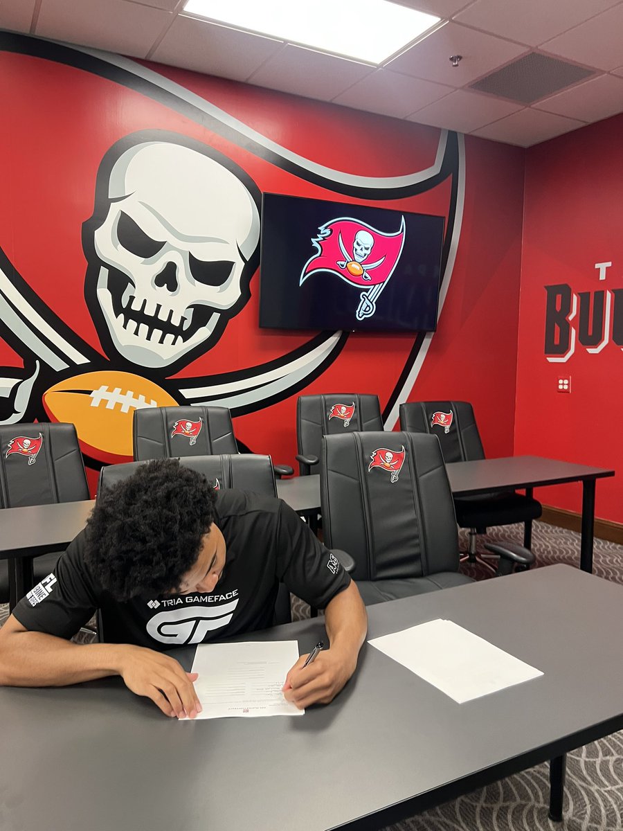 Augustana Football (@augiefb) on Twitter photo He’s back!! 🏝️
Jayvian Farr has signed to the <a href="/Buccaneers/">Tampa Bay Buccaneers</a> 90-man roster!
#BuildingChampions ⚔️ #WeAreTheKrewe He’s back!! 🏝️
Jayvian Farr has signed to the <a href="/Buccaneers/">Tampa Bay Buccaneers</a> 90-man roster!
#BuildingChampions ⚔️ #WeAreTheKrewe