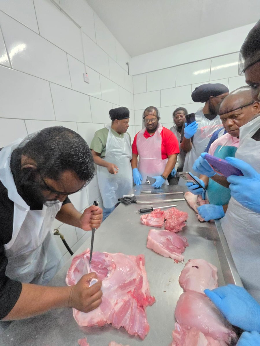 FAOCaribbean's tweet photo. 🇱🇨🥩From identifying premium pork cuts to mastering cutting techniques & stronger hygiene standards, St Lucia’s butchers are equipped with skills to match market trends & deliver safe, high-quality pork to farmers, retailers & consumers. #valuechains4change #pork https://t.co/WxKGXIUUU5