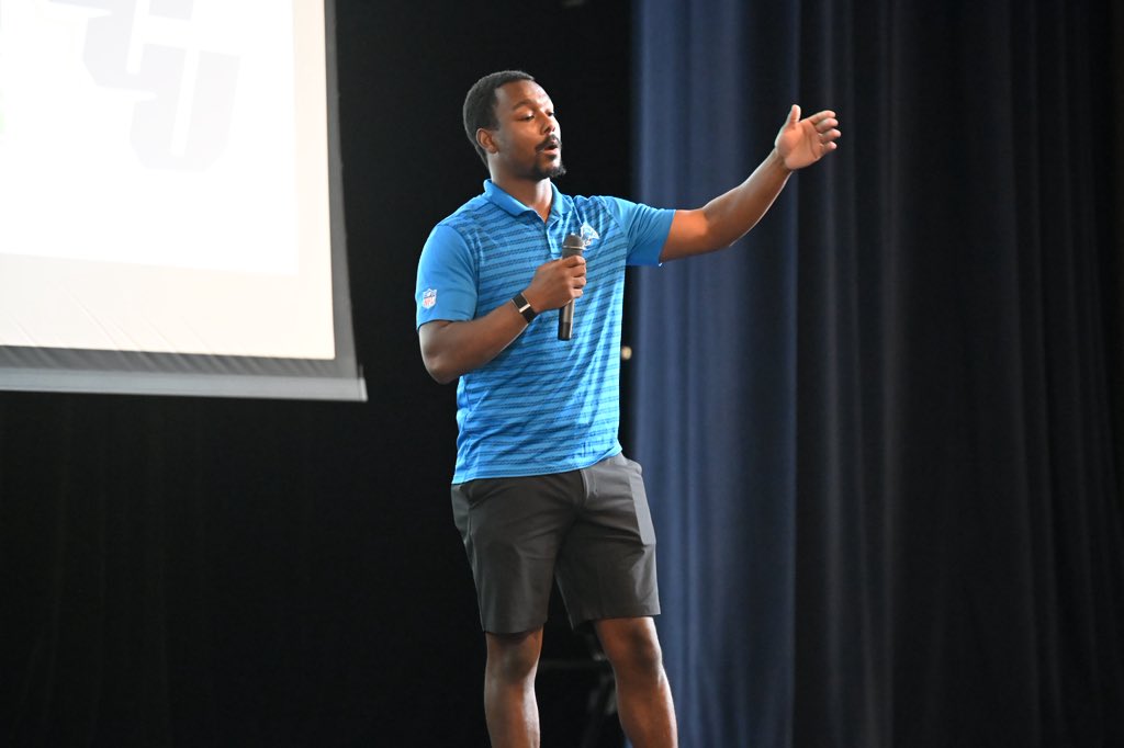 jcusports's tweet photo. Thank you to Jenn Follmer ‘24 and Jahiem Peake ‘24 for speaking at our first ever Rookie Symposium! Awesome lessons on how to juggle academics, athletics, and social life for our first year Streaks! ⚡️ #ItsACarrollThing https://t.co/oiARYNXN71