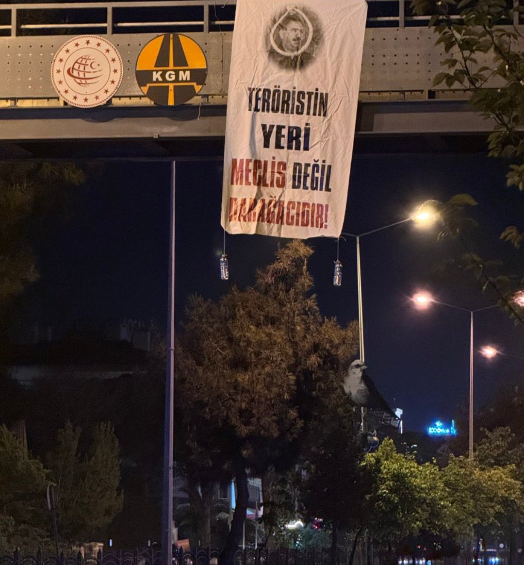 Samsun'da bir üst geçide asılan pankartlar 👌