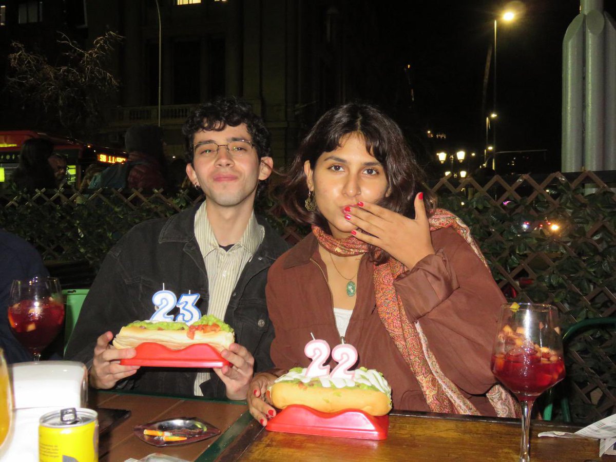 binggeuru's tweet photo. recuerdo de nuestro cumpleaños n° 22 y 23 🎂🌭 https://t.co/ssi0Cz94xD