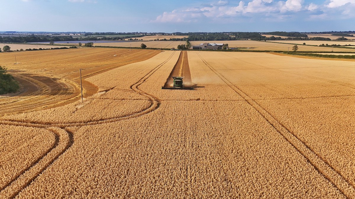 Drone Vision Norfolk (@drone_vision) on Twitter photo A <a href="/JohnDeere/">John Deere USA</a> kinda day
#JohnDeere #CaseIH #ClaasHarvesters #NewHollandAg #HarvestingInAction #AgLife #FarmingUK #UKFarmers #FieldWork #FarmVibes #AgTech #RuralLife #Harvest2025 A <a href="/JohnDeere/">John Deere USA</a> kinda day
#JohnDeere #CaseIH #ClaasHarvesters #NewHollandAg #HarvestingInAction #AgLife #FarmingUK #UKFarmers #FieldWork #FarmVibes #AgTech #RuralLife #Harvest2025