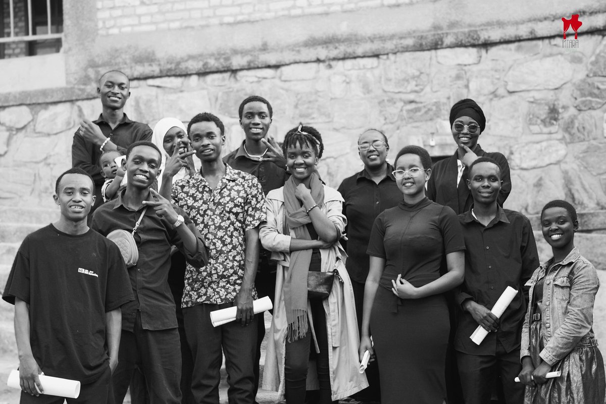 ||Kir🇧🇮||

🥰 Inyuma y’iminsi 12 bariko biga kwandika ivyese, barashize ku mugaragaro ubumenyi baronse 🎭

📸 Abana n’abakuze bari baje kubatega yompi 👂🏾

👏🏾 Turabakeje cane ku bisomwa biryohoye banditse 📚, tunashimira cane Nyse Benitha yabahaye ubwo buhinga ✒️