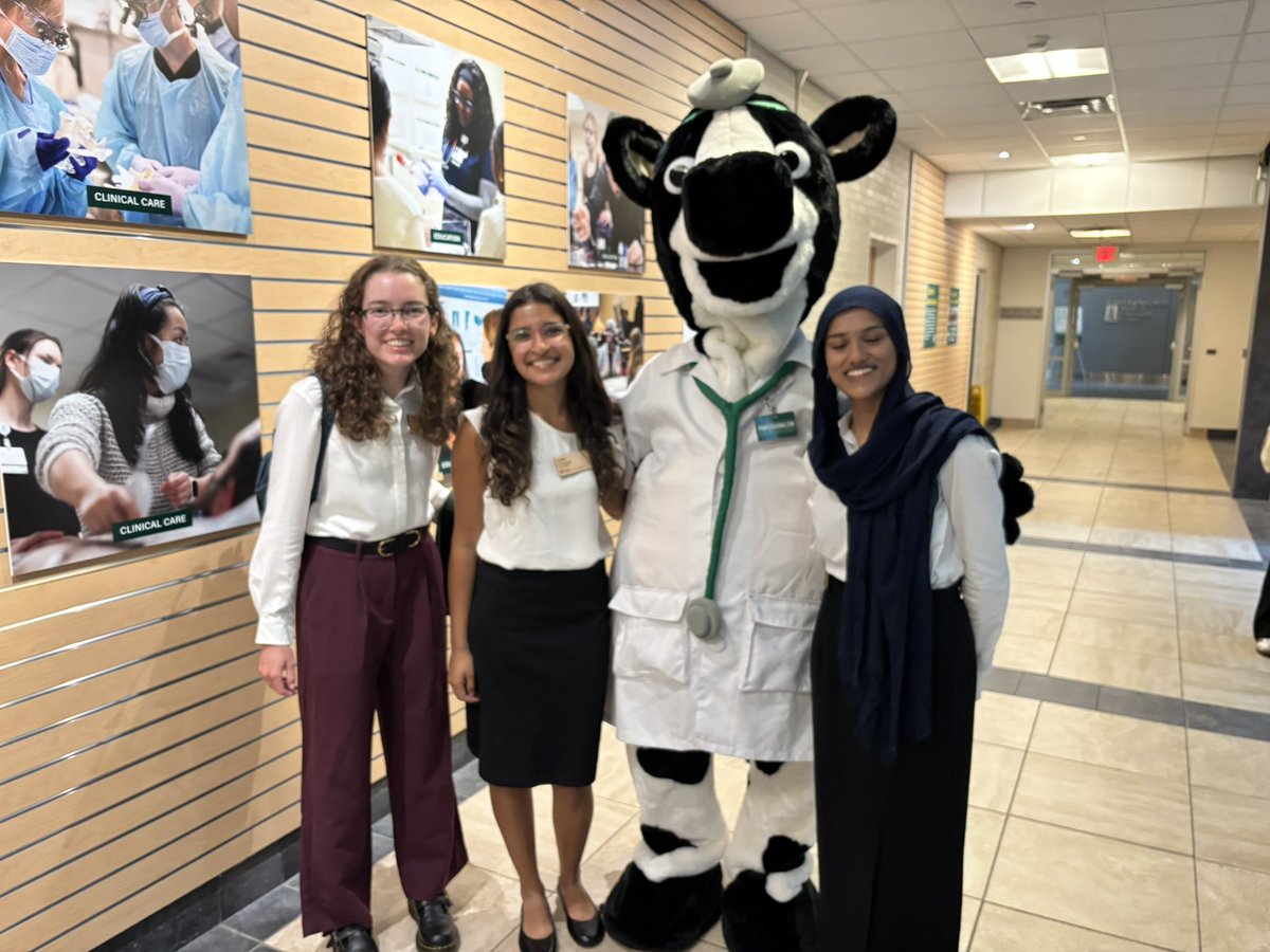 UVMLarnerMed's tweet image. The first UVM students on campus for orientation are the #UVMLarnerMed Class of 2029! Some #UVMFutureDocs stats: from 22 states, fluent in 16 languages beyond English, arriving from 72 universities and 42 different majors. Learn more: Go.uvm.edu/classof2029 @uvmvermont