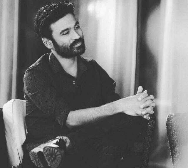 लड़कों को एक उम्र के बाद एहसास होता है,
इश्क़ ना करते तो जीवन मे कुछ कर लिए होते..❤️🌻