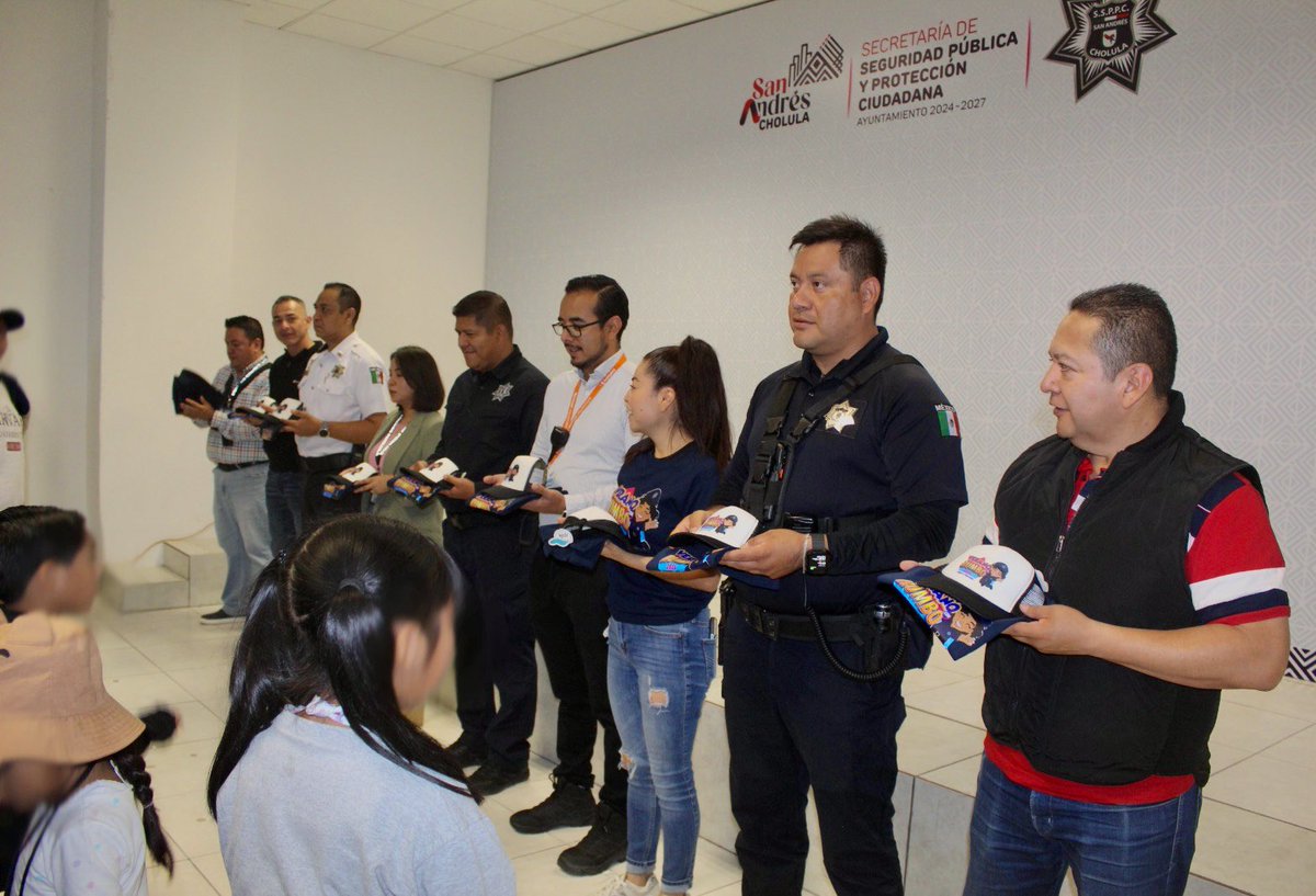 SSPPCSnAndresCH's tweet image. ☀️🤩 ¡Inició el #VeranoConRumbo de la #SSPPC!

🫂 👧🏻👦🏻 Este día recibimos con mucho gusto a las niñas y niños, en el Complejo de Seguridad Pública Municipal. 

1/2 🧵