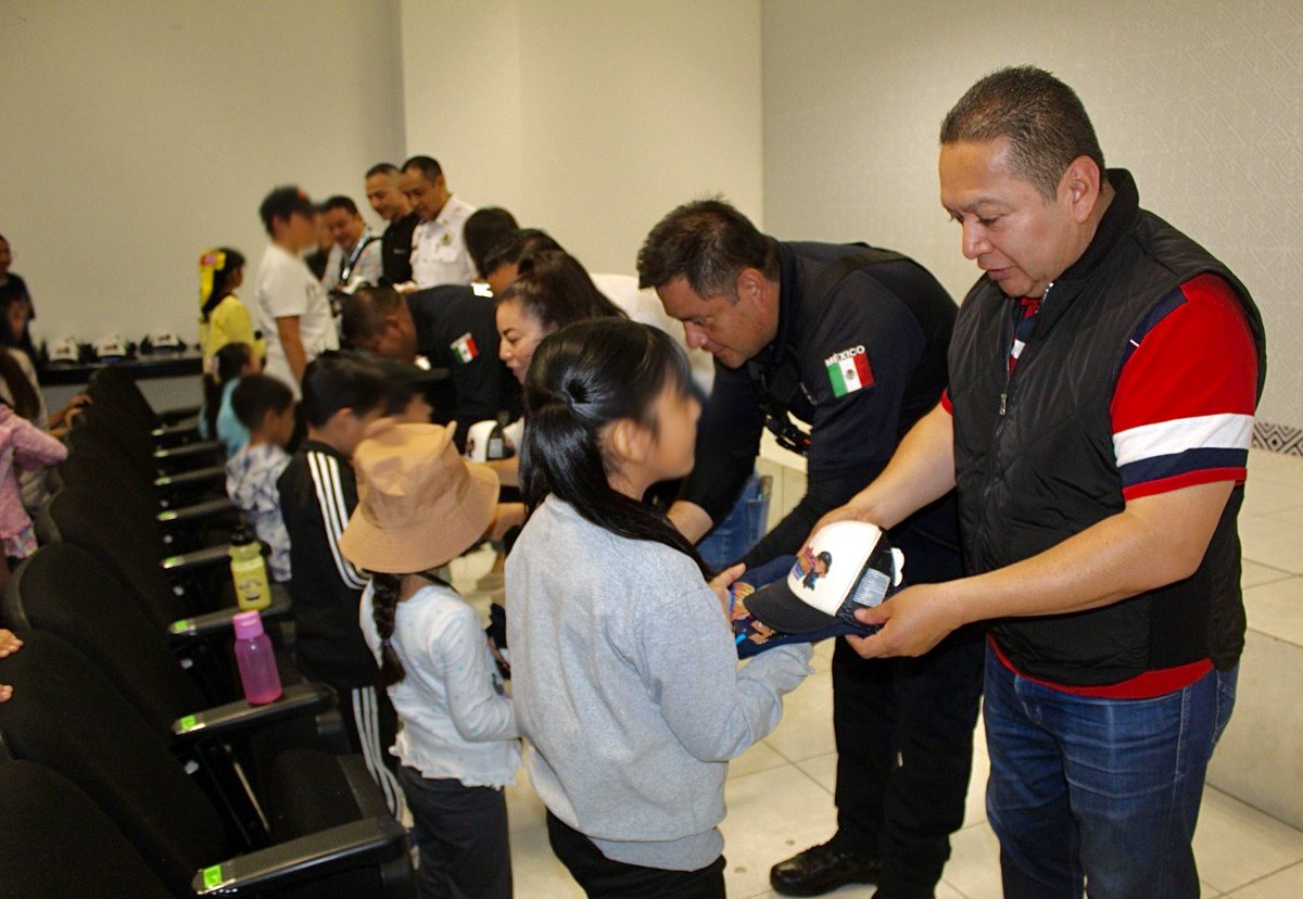 SSPPCSnAndresCH's tweet image. ☀️🤩 ¡Inició el #VeranoConRumbo de la #SSPPC!

🫂 👧🏻👦🏻 Este día recibimos con mucho gusto a las niñas y niños, en el Complejo de Seguridad Pública Municipal. 

1/2 🧵