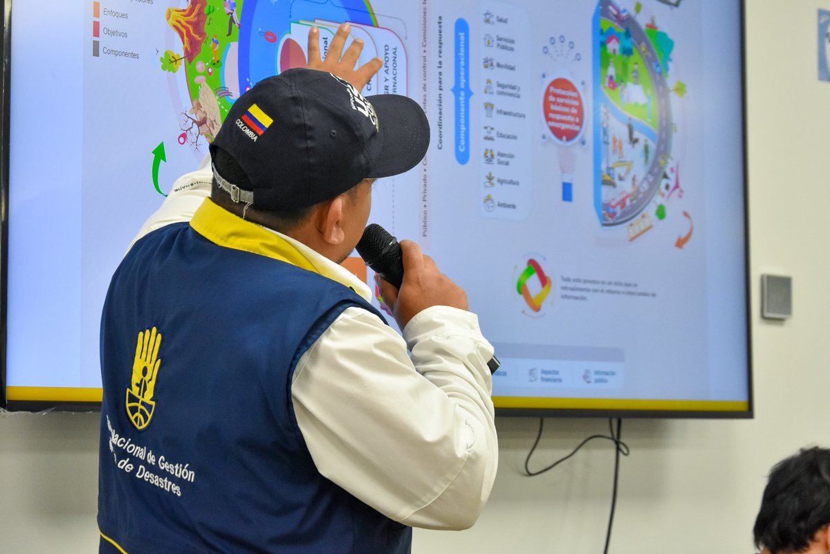 UNGRD's tweet photo. #AEstaHora la UNGRD lidera el Taller de Socialización de la Estrategia Nacional para la Respuesta a Emergencias.

En este espacio, actores del @sngrdcolombia y organizaciones sociales se reúnen, de forma presencial y virtual, para conocer y aportar a la ENRE.

👉🏼 El objetivo es fortalecer este instrumento clave para garantizar una respuesta más efectiva y articulada en situaciones de emergencia en el país. 🇨🇴

¡Tu voz en la respuesta a emergencias cuenta!