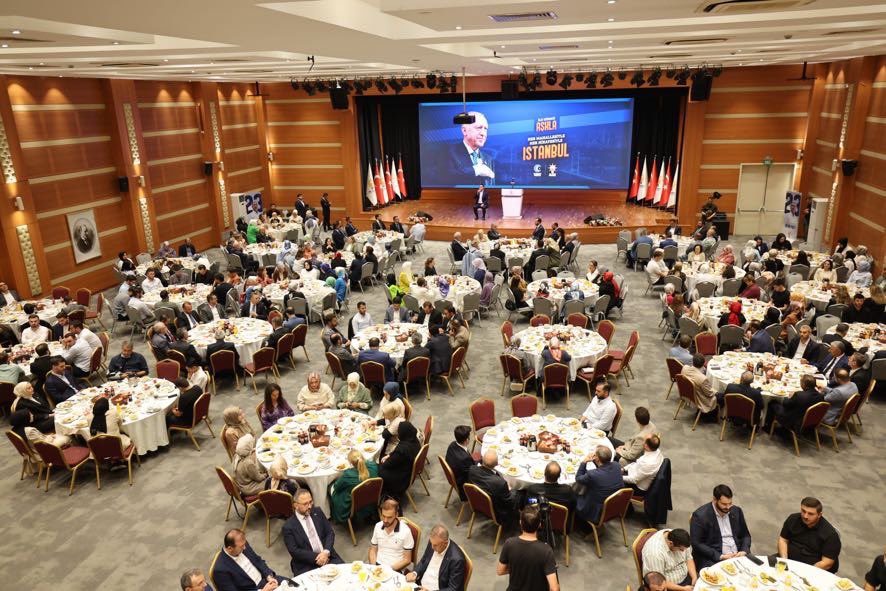 İstanbul İl Başkanlığımız tarafından AK Parti’mizin 24. kuruluş yıldönümü vesilesiyle düzenlenen programda kıymetli yol arkadaşlarımızla bir araya geldik. 

İcraatının özünde ‘insan’, siyasetinin temelinde ‘Millet’ olan AK Parti, Türk siyasetinin merkezini temsil eden en büyük