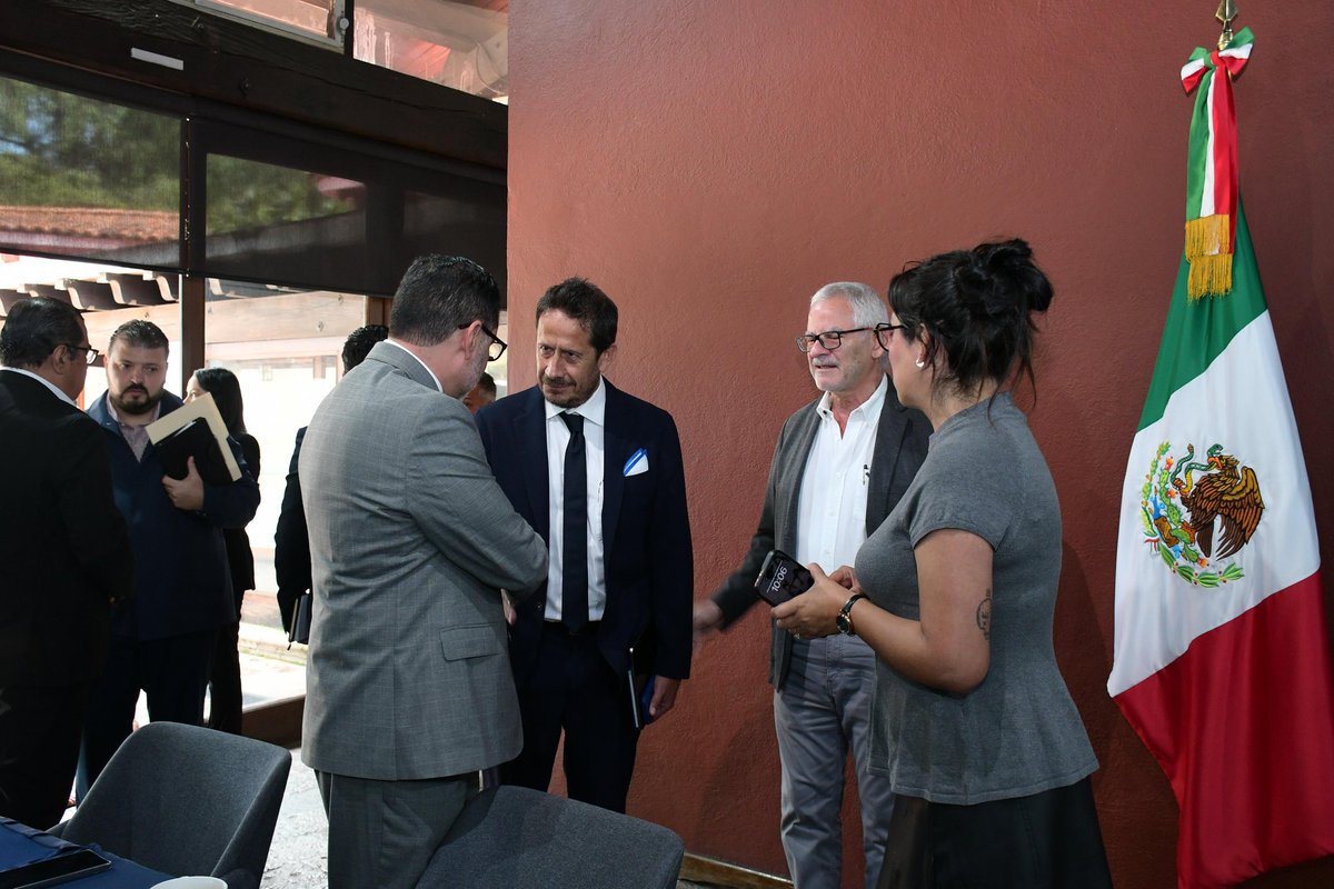 ClaudioMndezF's tweet photo. Con mucho ánimo iniciamos este lunes en la reunión de gabinete encabezada por el gobernador @ARBedolla, revisando avances y coordinando acciones para seguir impulsando el desarrollo de nuestro estado. ¡Que sea una gran semana para todas y todos!
#MichoacánEsMejor https://t.co/2StX03lFCF