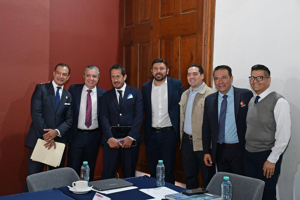 ClaudioMndezF's tweet photo. Con mucho ánimo iniciamos este lunes en la reunión de gabinete encabezada por el gobernador @ARBedolla, revisando avances y coordinando acciones para seguir impulsando el desarrollo de nuestro estado. ¡Que sea una gran semana para todas y todos!
#MichoacánEsMejor https://t.co/2StX03lFCF