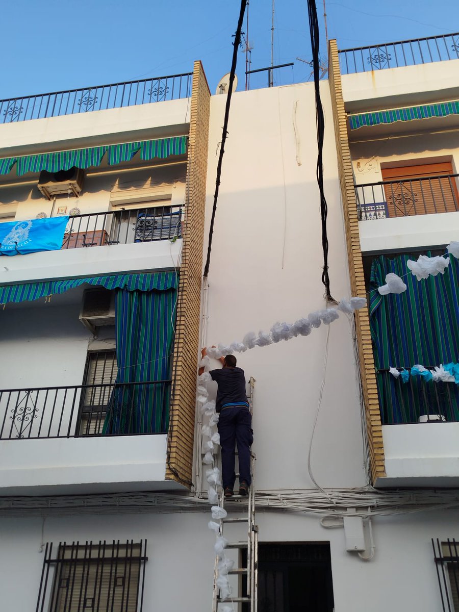 p_tercera's tweet photo. Con ilusión y fe, nuestros Hermanos y Grupo Joven, trabajan decorando la Parroquia y las calles de nuestro Barrio para recibir mañana a Nuestra Patrona, la Virgen del Águila Coronada. 
Hace 15 años que sus benditas plantas pisaron por primera vez estas calles… ¡y mañana volverá! https://t.co/Dpqewwc4Dj