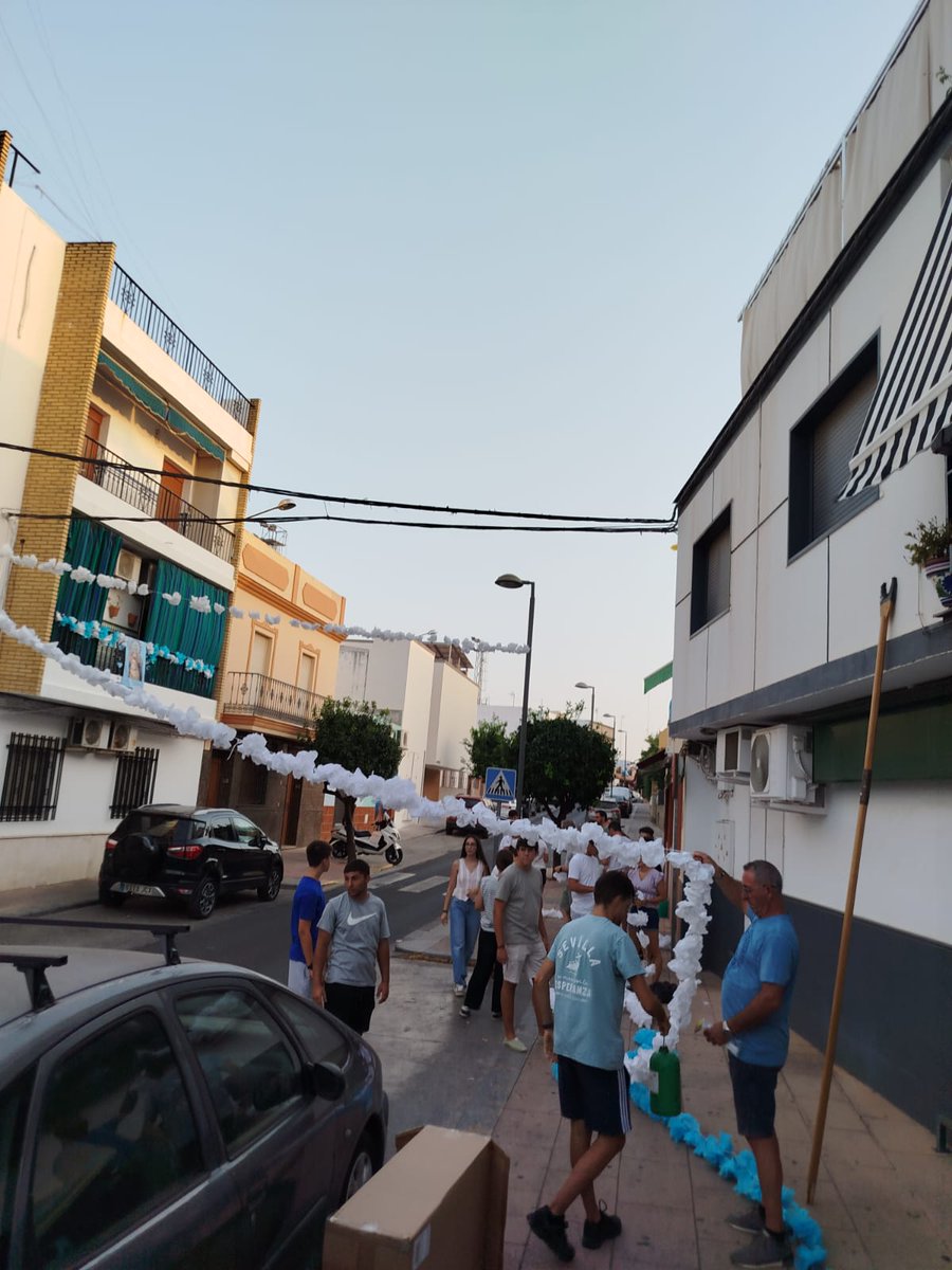 Con ilusión y fe, nuestros Hermanos y Grupo Joven, trabajan decorando la Parroquia y las calles de nuestro Barrio para recibir mañana a Nuestra Patrona, la Virgen del Águila Coronada. 
Hace 15 años que sus benditas plantas pisaron por primera vez estas calles… ¡y mañana volverá!