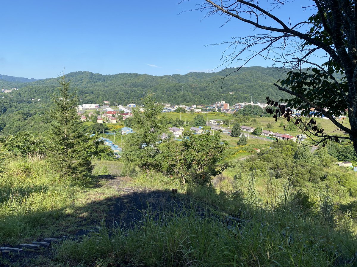 昨晩から再び夕張での滞在を始めました。一週間ほどの短い期間ですが、何か新しいことをやりたいと考えてます。（写真はズリ山から見える風景）