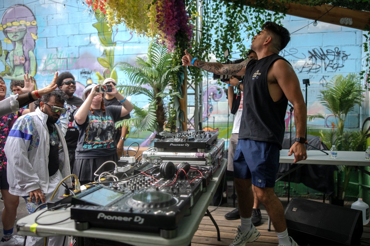 Pad Chennington bringing some heat to the outside stage at FlamingoFest 2025!! 🦩🌴 <a href="/Pad_Chennington/">Pad Chennington</a> 

📸 augnos.media

#FlamingoFest2025 #Vaporwave #Vaporwaveparty