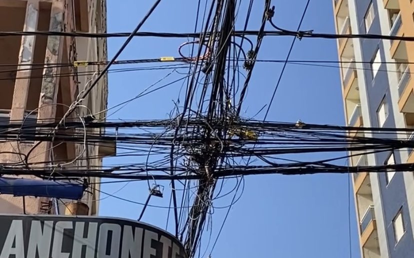 FELIPPETESSMANN's tweet photo. HIGIENIZAÇÃO DE FIOS

Nova data definida: 21/08, às 8h, começa a retirada de fios obsoletos dos postes no Centro de Tubarão. 📍Trechos: Rua Lauro Müller (entre as pontes Heriberto Hülse e Dilney Chaves Cabral) e Rua São Manoel (Calçadão). https://t.co/pAinA3Jarz