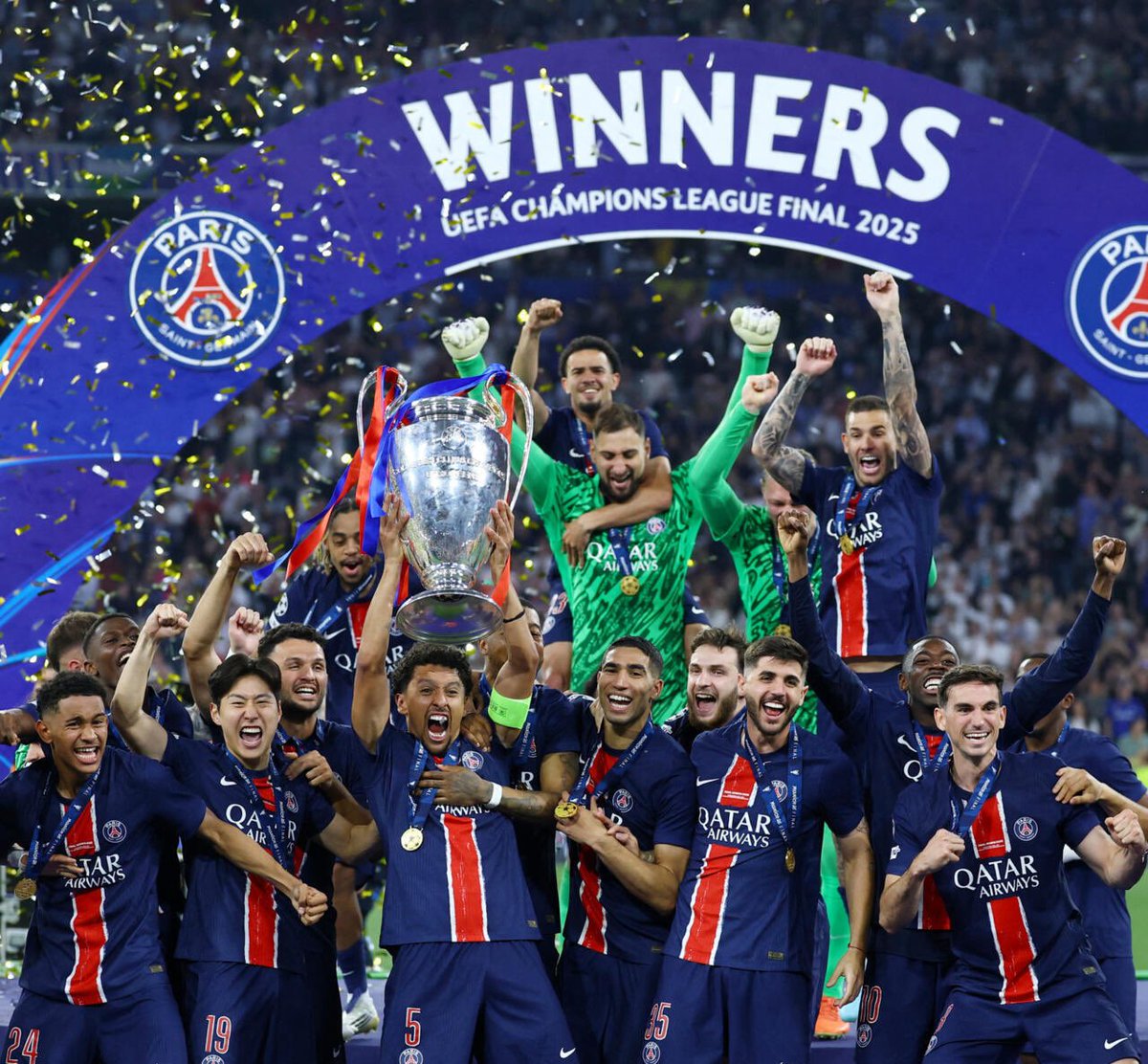psgcommunity_'s tweet image. 🚨𝗟𝗘 𝗣𝗦𝗚 𝗙Ê𝗧𝗘 𝗦𝗘𝗦 𝟱𝟱 𝗔𝗡𝗦 𝗔𝗨𝗝𝗢𝗨𝗥𝗗’𝗛𝗨𝗜 ! 🥳
On t’aime trop @PSG_inside ❤️💙