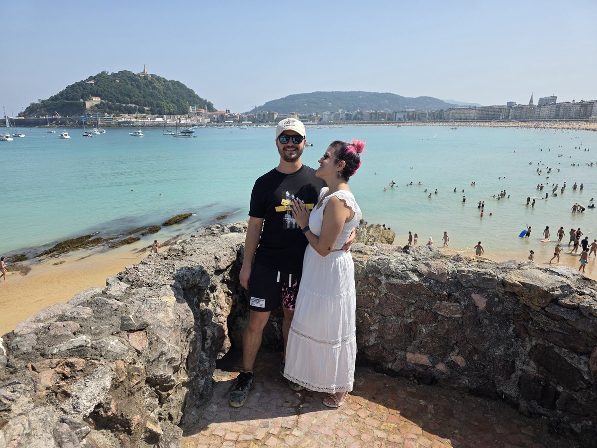 De esta mañana por Donostia fingiendo ser felices cuando realmente estábamos derritiéndonos porque 37 putisimos grados. No sabía que habíamos ido al putisimo infierno