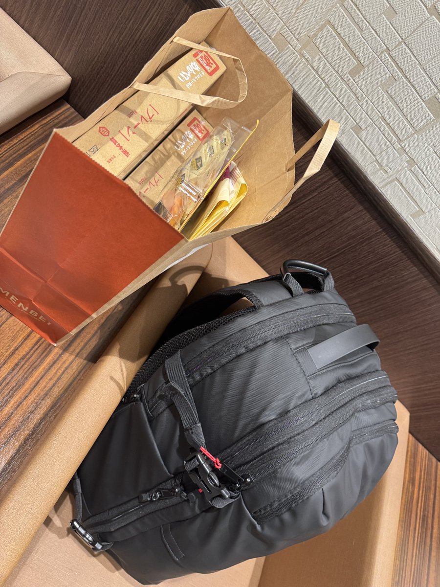 RAIFU8810's tweet photo. 空港のラウンジ初めて利用したけど
のんびりできていいね
飛びます✈️ https://t.co/LipfGrBc21