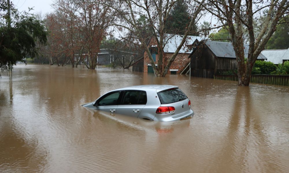 HoodInsuranceNZ's tweet photo. ICNZ urges the government to establish clearer guidelines for managing natural hazard risks. The current system leaves councils unsure about preventing development in danger zones. #NaturalHazards #PolicyChange https://t.co/TclW4yuYmj https://t.co/Uzw7sj0Gog