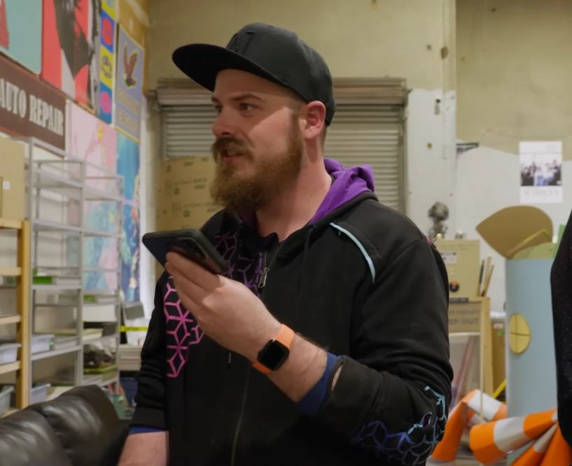Scrapyard Wars 2025, episode 1: The generational divide visualised:

Millennial holding the phone landscape, Gen Z on the other end of the call holding it in portrait, neither of them getting a good view of what's going on.