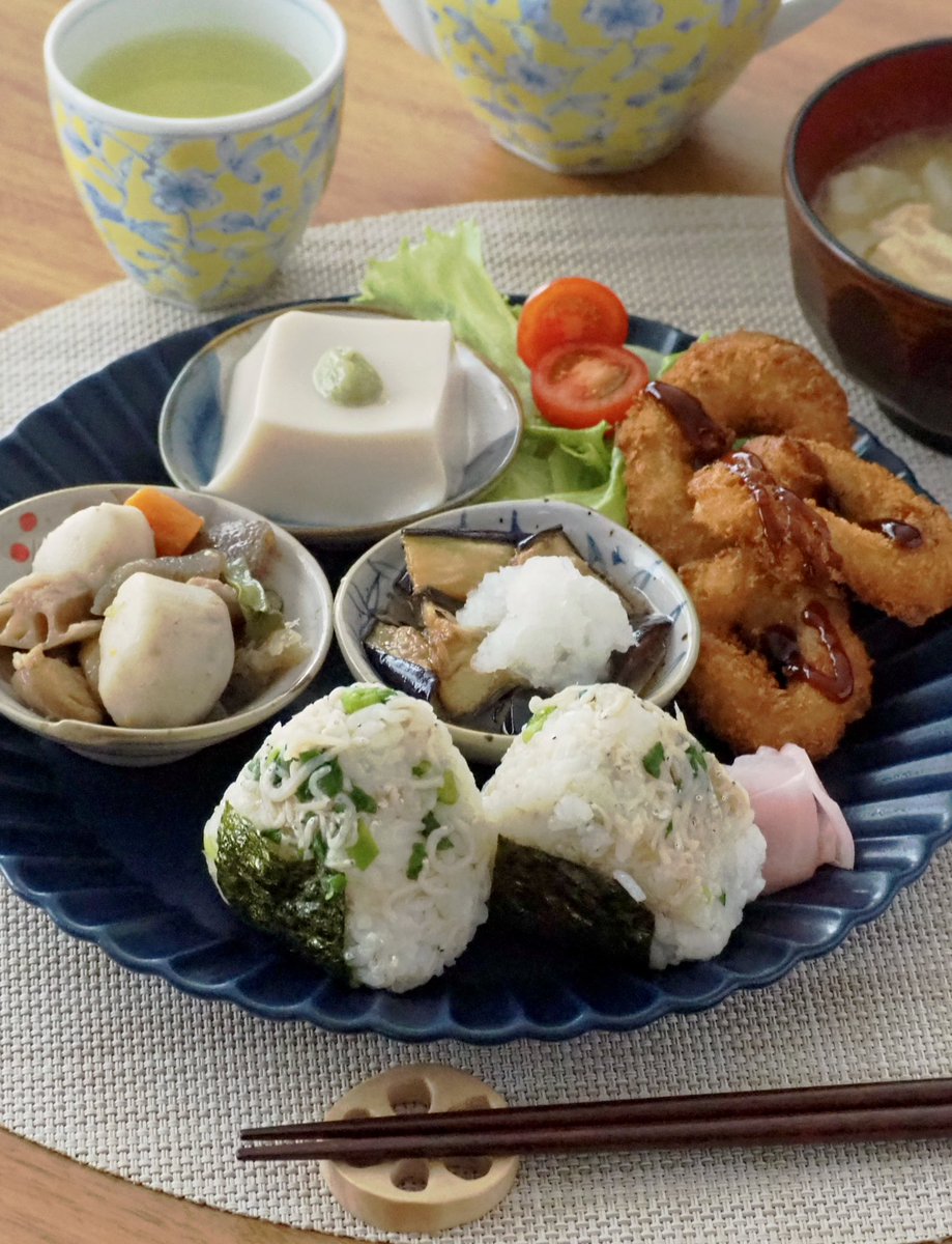 今日の朝ごはんはポン酢しらすおにぎりとイカリング。カリっと大好き🙌😆