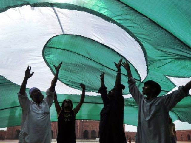 جو آٹے سے جھنڈیاں 
لگاتے تھے ۔
وہ سب آج پردیس میں ہیں
ہاں جی کہاں ہیں آپ اس وقت ؟
میں تو کینیڈا میں ———— 💔