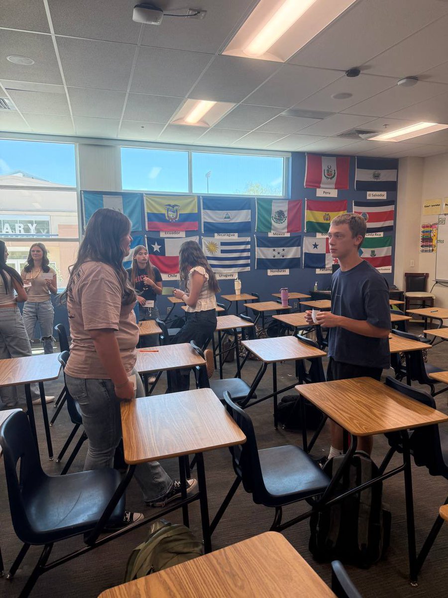 boulder_hs's tweet image. Spanish II Honors putting a twist on ‘Heads Up’ — en español! #SpanishStyle #bchs41 #LanguageLearningFun