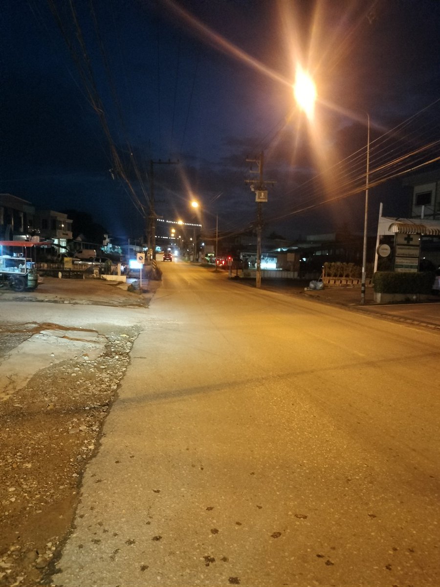 タイ。🇹🇭。チェンマイ県。
チェンダオ。
8/12(火)。5:37。気温25℃。湿度91%。AQI11。
おはようございます。🙇
タイは４連休最終日。
空気がうまい。乾季とは違いますね😉。
今日も宜しくお願いします。
すでに広場には定期朝市のテントがいっぱい広がっています。