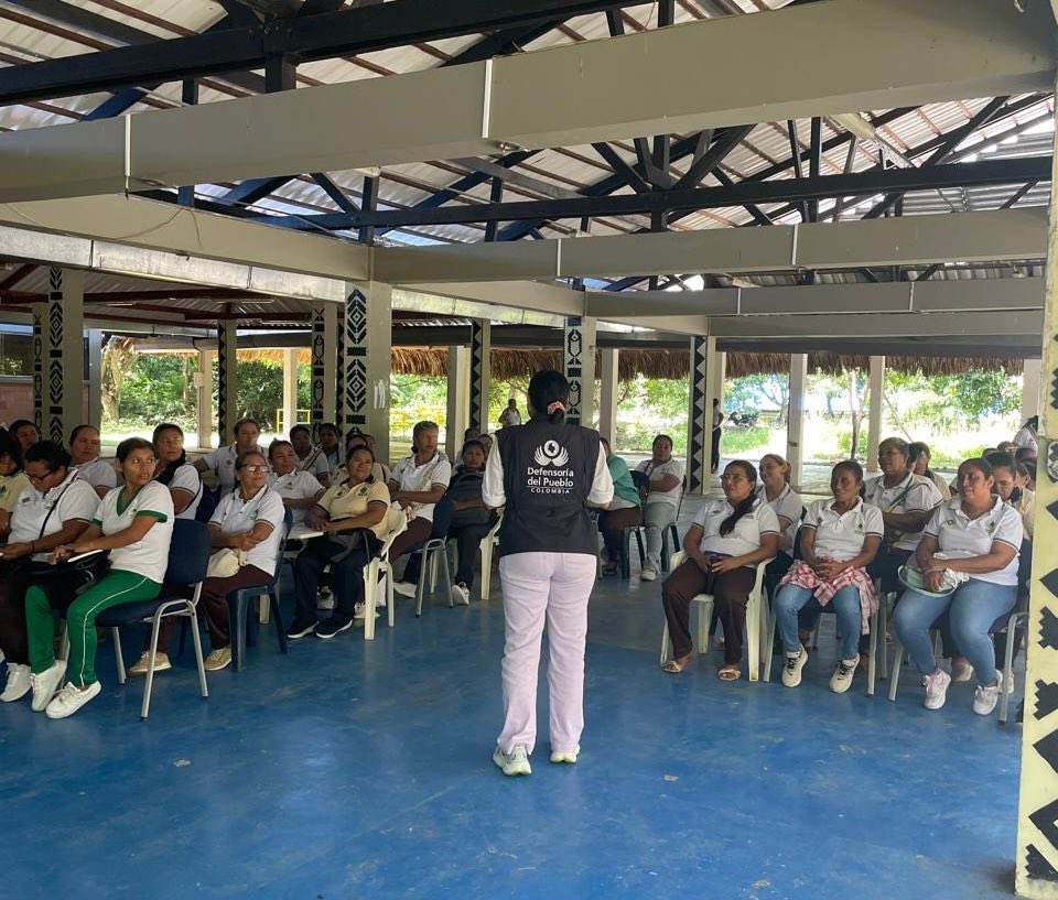 DefensoriaCol's tweet photo. Fortalecimos los derechos humanos del pueblo Zenú en el Día Internacional de los Pueblos Indígenas

En la Institución Educativa Doribel Tarrá, corregimiento Cruz del Guayabo, en el municipio San Andrés de Sotavento, Córdoba, conmemoramos el #DíaInternacionalDeLosPueblosIndígenas junto a 240 personas del pueblo Zenú, en un espacio de fortalecimiento de #DDHH.

También, durante la jornada, 70 madres de familia participaron en una charla sobre violencia basada en género y rutas de atención.