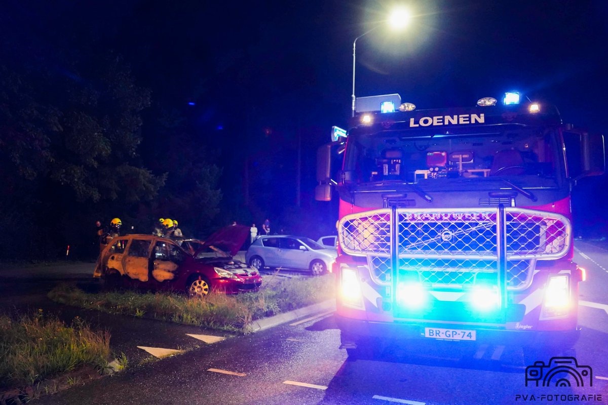 Auto verwoest na felle brand