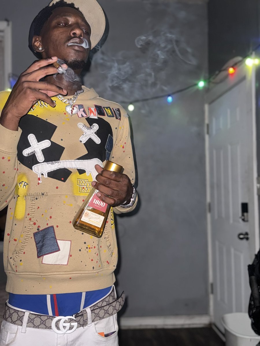 Yn🥷🏾 with some big dick  bend her ova out her on all 4’s😈💦