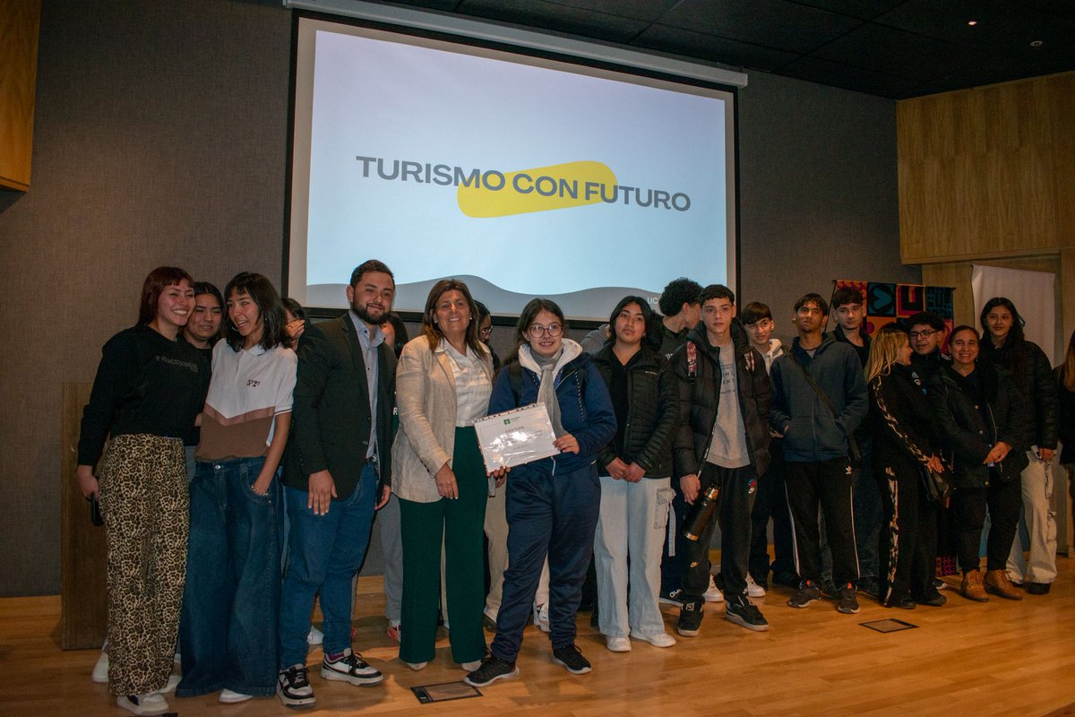 TURISMO CON FUTURO 🌎

+100 estudiantes del Gran Mendoza fueron parte de esta jornada que realizamos desde @juventudesmendozaciudad, junto a <a href="/mariana_juri/">Mariana Juri</a>, Lic. en Turismo y referente con una gran trayectoria.

Sigue 👇🏻🧵