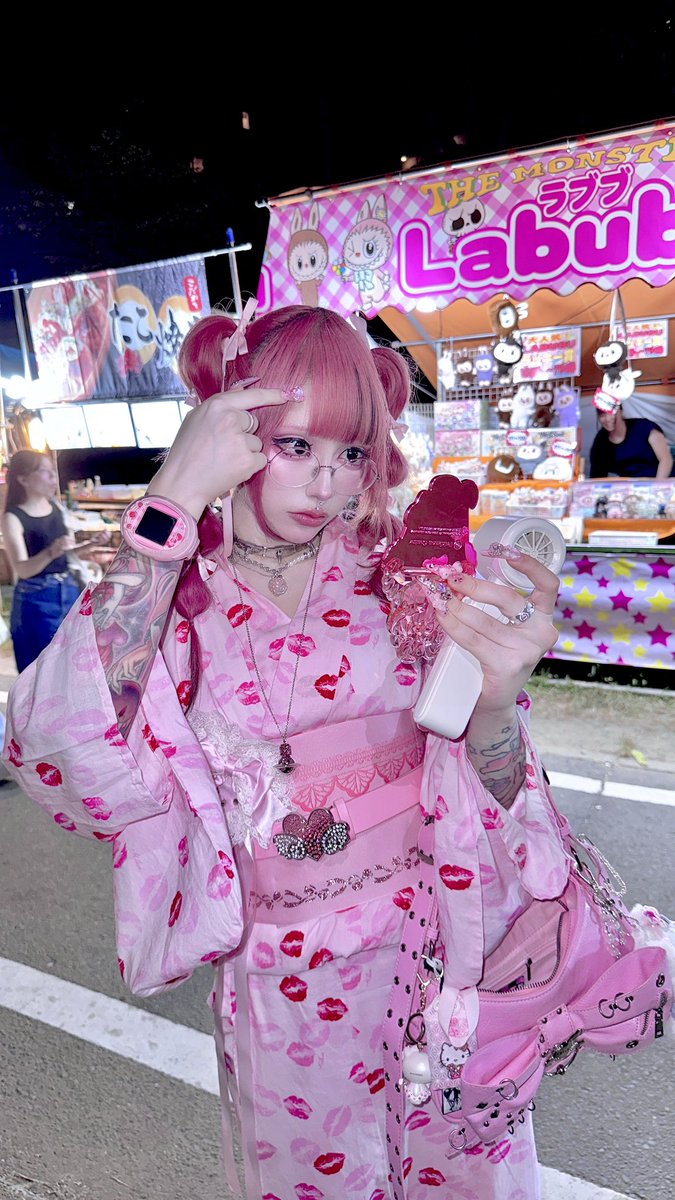 Laura KiraKira tweet media