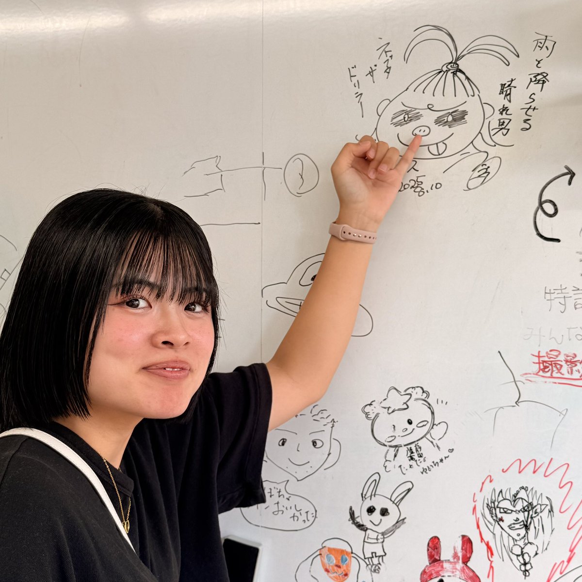 昨日は次女が遊びにきてて「桃MAXが食べたい」 とのコトで3人でHIPCROPSさんへ！
てか、前日に来てたんかーい！と3人で某代表のサインをいじる3人。
特に次女ʬʬʬ
「ケロッカーズ色の台に(サインを)乗せよう」
「鼻に(指が)入ってる？」

次女はこの前忘れた靴もちゃんと持って帰りましたʬʬʬ