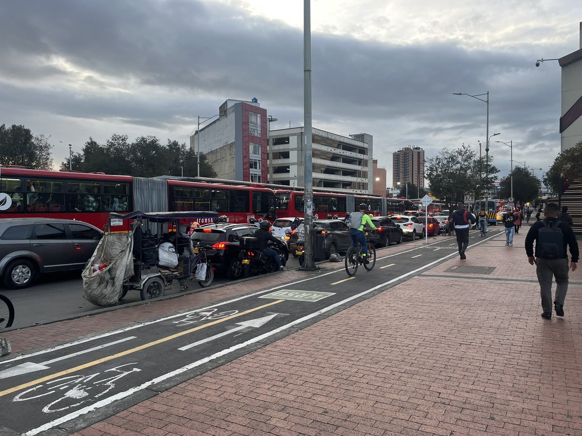 Anairda_Rozo's tweet photo. #movilidad #avsuba qué pasó en la avenida suba con calle 95, así el tráfico a esta hora @TransMilenio @SectorMovilidad https://t.co/uck18QAlUZ