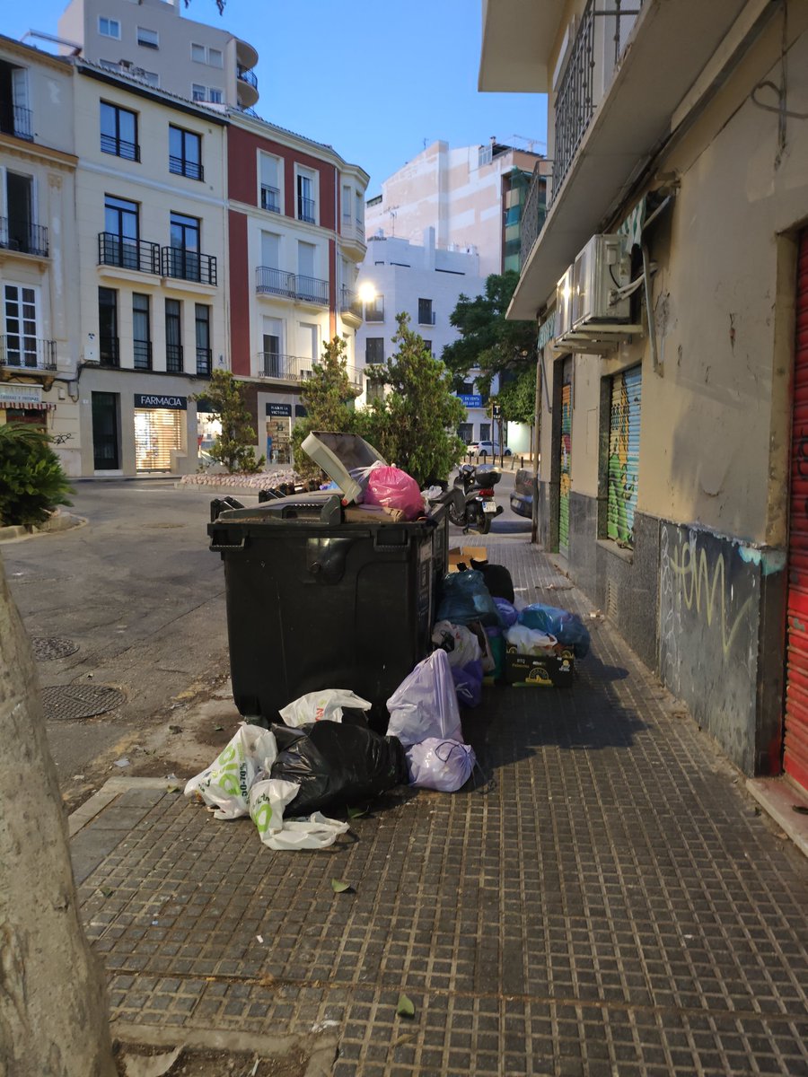 Calle lagunillas hace un par de horas....sin palabras. Donde está la limpieza <a href="/LimasamOficial/">Limpieza de Málaga</a> donde está el <a href="/malaga/">Ciudad de Málaga</a> para dar cobertura al centro?? Es asqueroso. 
#Malaga #MalagaNoFunciona