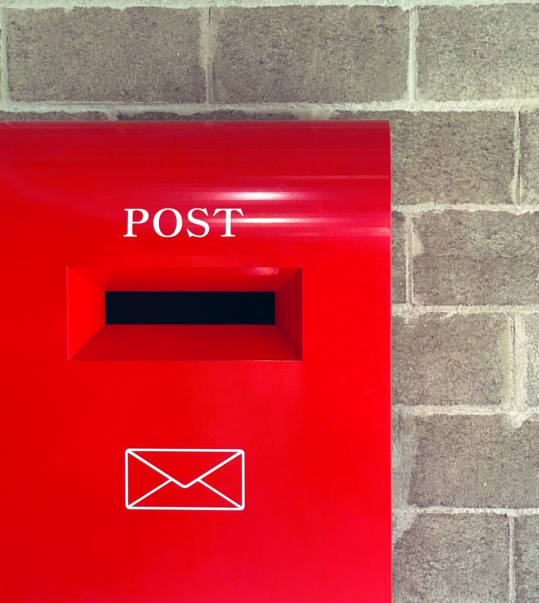 비오는 날 유난히 이뻐보이는 빨간 우체통,.
저기요, 편지 말고 시집을 보내주세요!